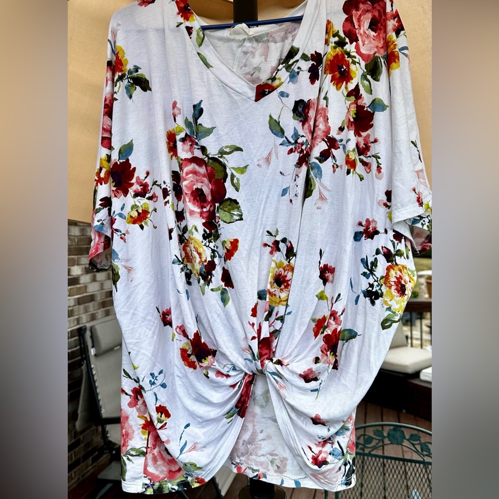 🌺Woman’s Lg Oversized Lightweight Short Sleeveless front Knotted Shirt.